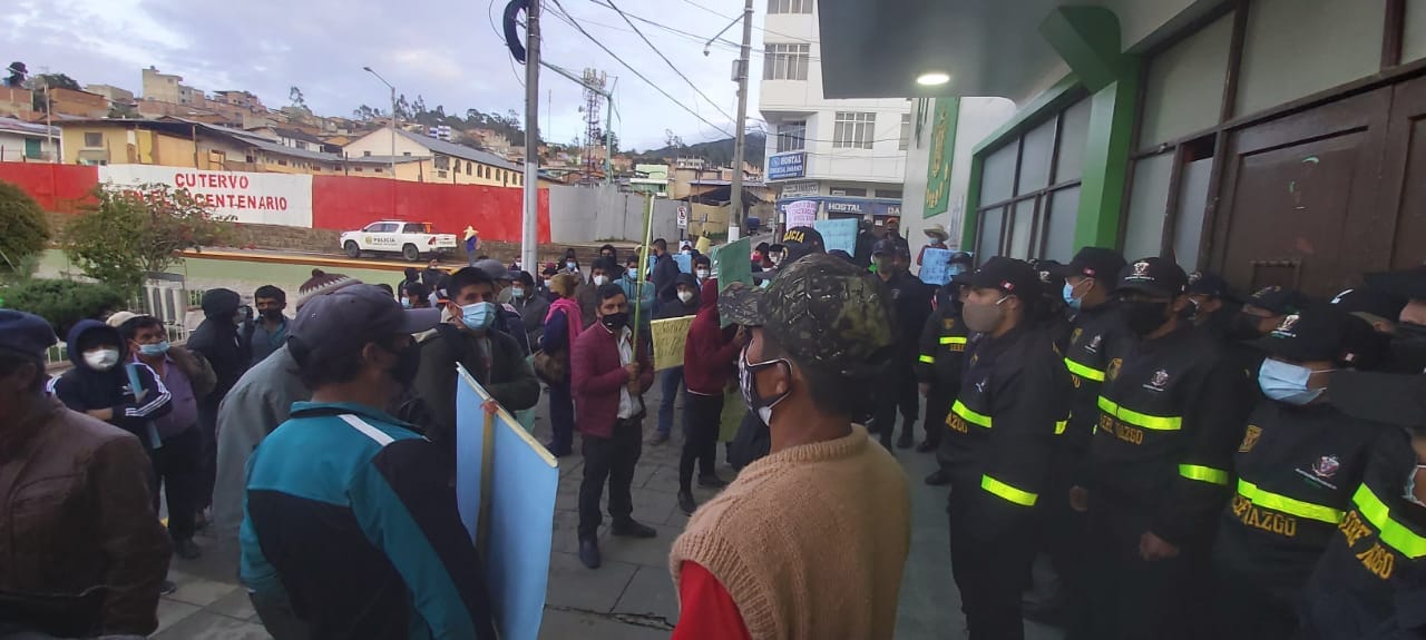 suicidio Desconexión Muelle del puente Población de Sinchimache protesta en Municipalidad de Cutervo exigiendo  ejecución de colegio - ::Radio Marañón::